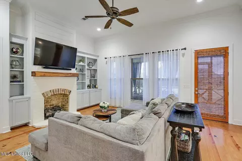 Living - 513 Forest Glen Ln, Brandon, MS 39047 photo 2 of 4