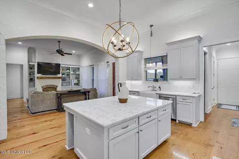 Kitchen - 513 Forest Glen Ln, Brandon, MS 39047 photo 4 of 7