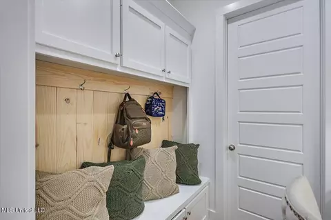 Entry Way - 513 Forest Glen Ln, Brandon, MS 39047 photo 2 of 2