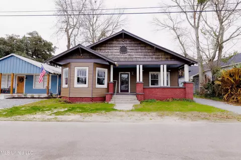 254 Sycamore St, Bay Saint Louis, MS 39520