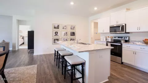Kitchen - 39 Pine St, Byhalia, MS 38611 photo 2 of 2
