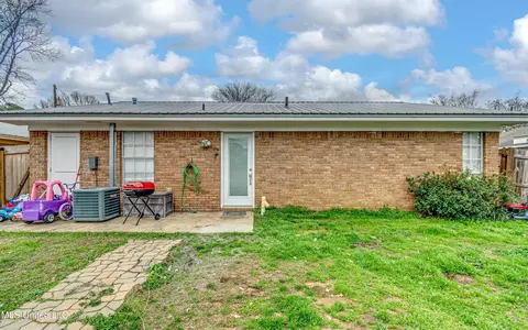Exterior - 749 Sandy Ln, Pearl, MS 39208 photo 7 of 9
