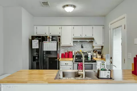Kitchen - 749 Sandy Ln, Pearl, MS 39208 photo 1 of 3