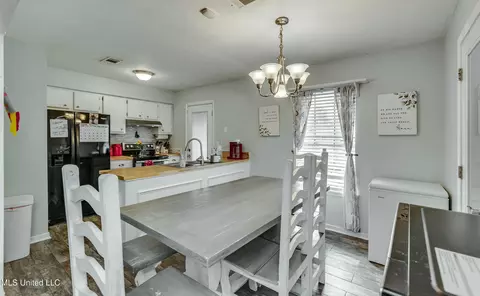 Dining - 749 Sandy Ln, Pearl, MS 39208 photo 2 of 3