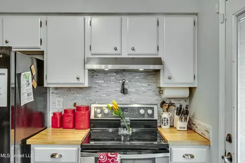 Kitchen - 749 Sandy Ln, Pearl, MS 39208 photo 2 of 3
