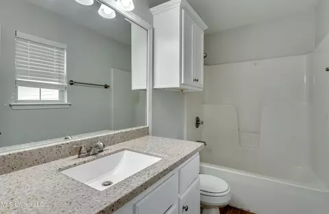 Bath - 126 Windchase Dr, Brandon, MS 39042 photo 4 of 6