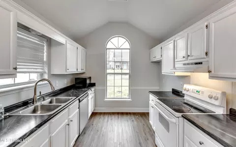 Kitchen - 126 Windchase Dr, Brandon, MS 39042 photo 2 of 7
