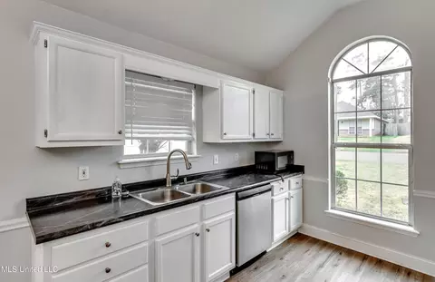 Kitchen - 126 Windchase Dr, Brandon, MS 39042 photo 1 of 7
