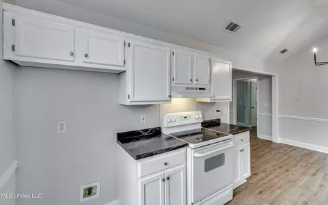 Kitchen - 126 Windchase Dr, Brandon, MS 39042 photo 6 of 7