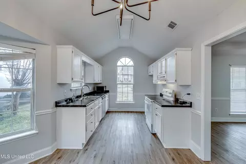 Kitchen - 126 Windchase Dr, Brandon, MS 39042 photo 7 of 7