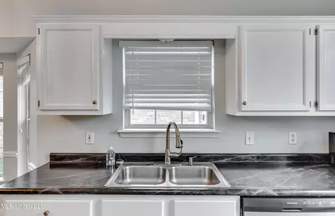 Kitchen - 126 Windchase Dr, Brandon, MS 39042 photo 5 of 7