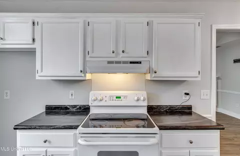 Kitchen - 126 Windchase Dr, Brandon, MS 39042 photo 4 of 7