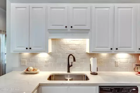 Kitchen - 607 Tucker Xing, Brandon, MS 39042 photo 7 of 7