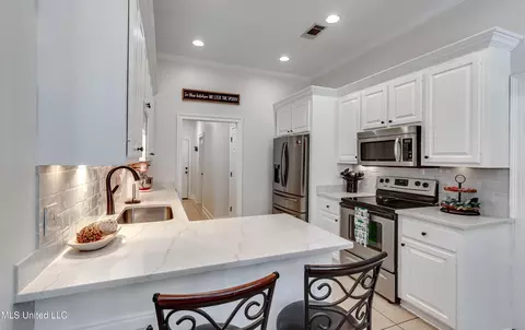 Kitchen - 607 Tucker Xing, Brandon, MS 39042 photo 3 of 7