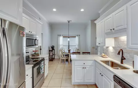 Kitchen - 607 Tucker Xing, Brandon, MS 39042 photo 4 of 7