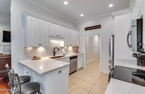 Kitchen - 607 Tucker Xing, Brandon, MS 39042 photo 2 of 7