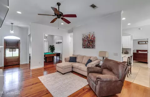 Living - 607 Tucker Xing, Brandon, MS 39042 photo 2 of 2