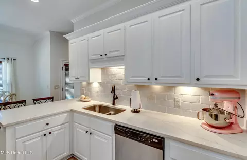 Kitchen - 607 Tucker Xing, Brandon, MS 39042 photo 5 of 7