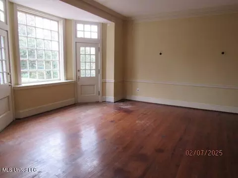 Living - 1040 Carlisle St, Jackson, MS 39202 photo 2 of 4
