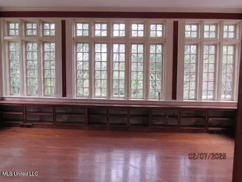 Living - 1040 Carlisle St, Jackson, MS 39202 photo 3 of 4