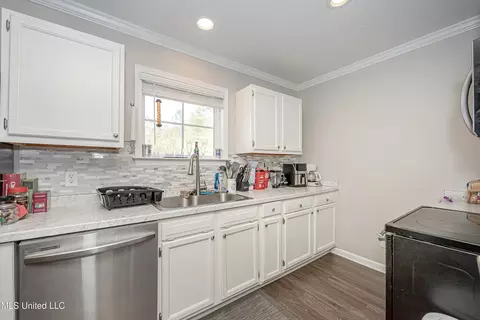 Kitchen - 12025 Saracennia Rd, Moss Point, MS 39562 photo 10 of 12