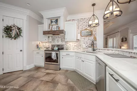 Kitchen - 12025 Saracennia Rd, Moss Point, MS 39562 photo 5 of 12