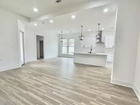 Living - 627 Deason Dr, Picayune, MS 39466 photo 2 of 3
