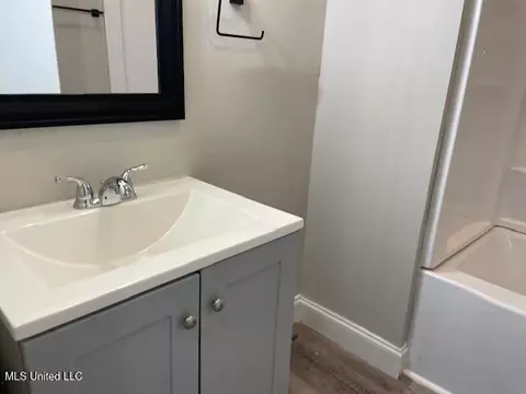 Bath - 4040 W Pine St, Moss Point, MS 39563 photo 2 of 2