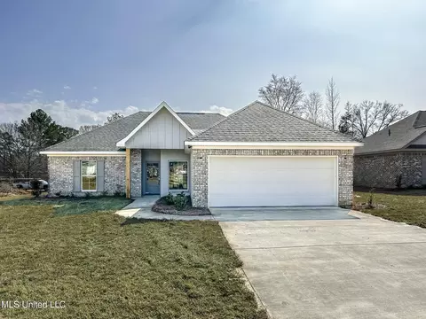 981 Riverside Ln, Pearl, MS 39208
