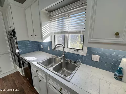 Kitchen - 149 Belle Pointe Cir, Madison, MS 39110 photo 6 of 7
