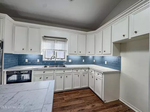 Kitchen - 149 Belle Pointe Cir, Madison, MS 39110 photo 2 of 7