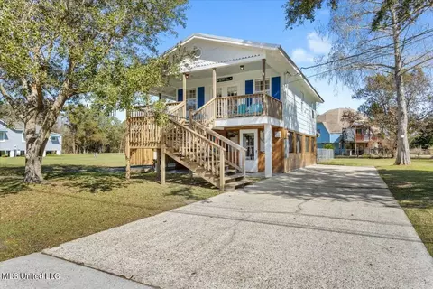 312 Water St, Waveland, MS 39576