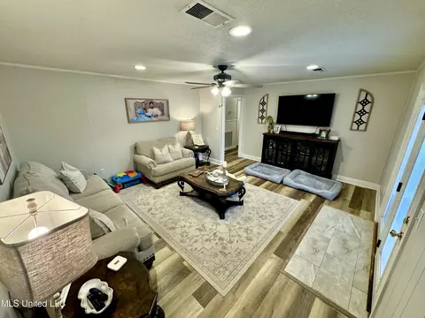 Living - 304 Early Ewing St, Benoit, MS 38725 photo 2 of 2
