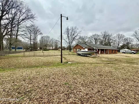 Exterior - 304 Early Ewing St, Benoit, MS 38725 photo 4 of 8