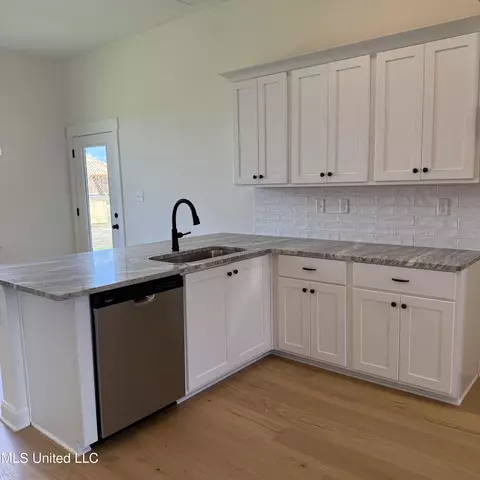 Kitchen - 784 Coahoma Ct, Nesbit, MS 38651 photo 2 of 4