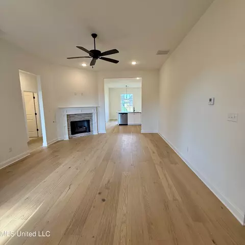 Living - 784 Coahoma Ct, Nesbit, MS 38651 photo 3 of 4