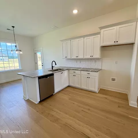 Kitchen - 784 Coahoma Ct, Nesbit, MS 38651 photo 3 of 4