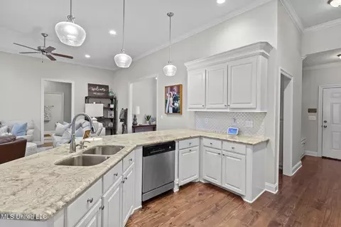 Kitchen - 226 Falls Xing, Madison, MS 39110 photo 5 of 6