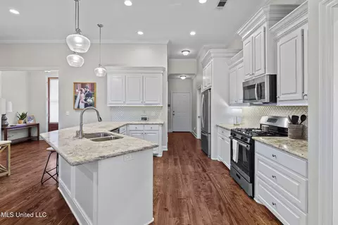 Kitchen - 226 Falls Xing, Madison, MS 39110 photo 3 of 6