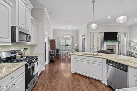 Kitchen - 226 Falls Xing, Madison, MS 39110 photo 4 of 6