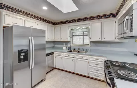 Kitchen - 104 Devonport Cir, Raymond, MS 39154 photo 4 of 6