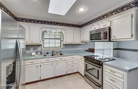 Kitchen - 104 Devonport Cir, Raymond, MS 39154 photo 2 of 6
