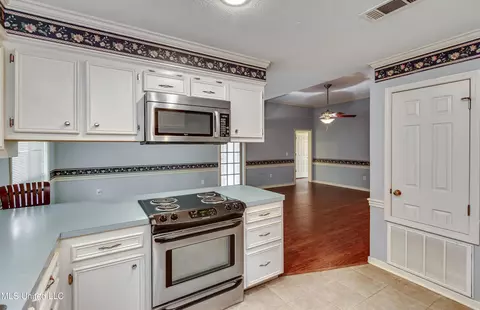 Kitchen - 104 Devonport Cir, Raymond, MS 39154 photo 5 of 6