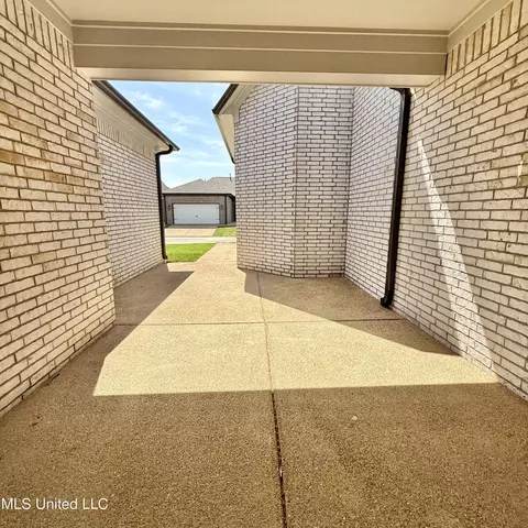Exterior - 617 Sunflower St, Nesbit, MS 38651 photo 4 of 7
