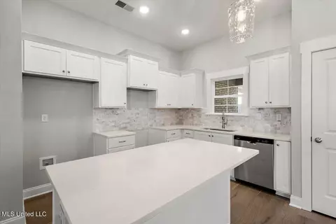 Kitchen - 617 Sunflower St, Nesbit, MS 38651 photo 3 of 3