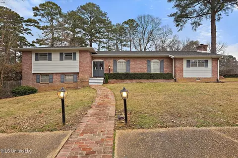 911 W Lakeview Cir, Clinton, MS 39056