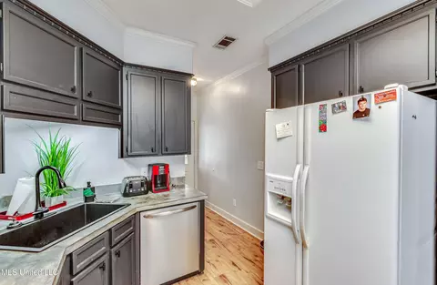 Kitchen - 610 Old Rice Rd, Madison, MS 39110 photo 6 of 6