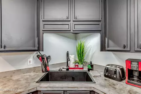 Kitchen - 610 Old Rice Rd, Madison, MS 39110 photo 4 of 6