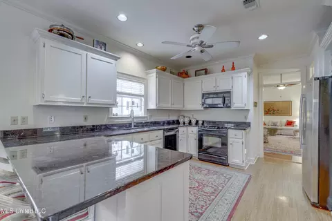 Kitchen - 7898 Hilo Way, Diamondhead, MS 39525 photo 2 of 8