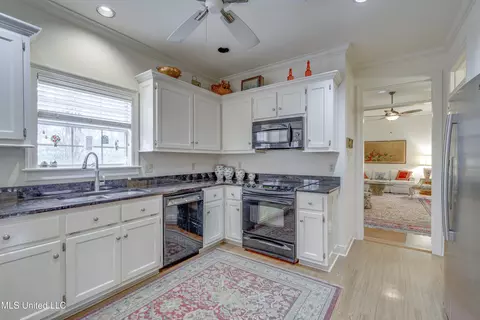 Kitchen - 7898 Hilo Way, Diamondhead, MS 39525 photo 4 of 8
